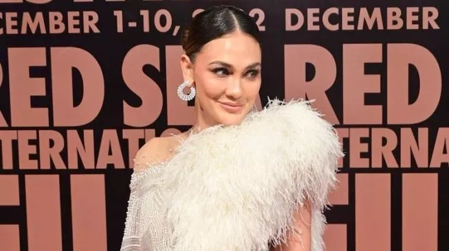 45701-potret-luna-maya-di-red-sea-film-festival-instagramatlunamaya