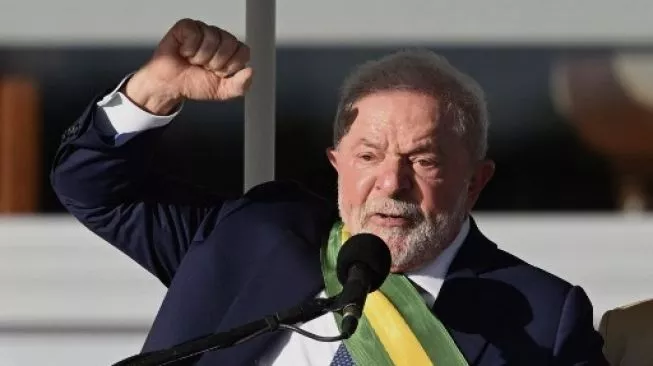 64672-lula-da-silva-saat-dilantik-sebagai-presiden-brasil-untuk-periode-ketiganya